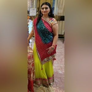 Bandhni lehenga with a yellow skirt and colorful dupata, size XL!